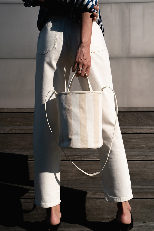 Standing women with PALAIS ROYAL bucket bag