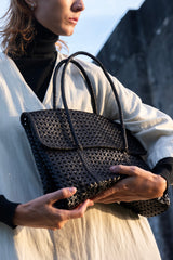 Women with the violette leather bag of Maison N.H Paris