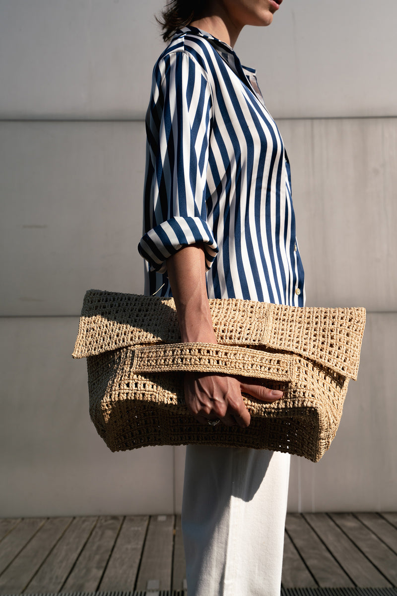 Standing women with UMA bag