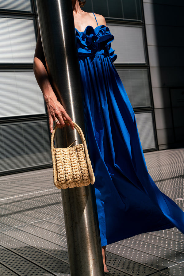 Standing women with ZELDA bag