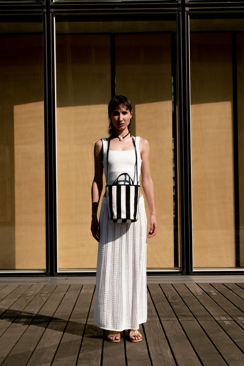 Standing women with PALAIS ROYAL bucket bag